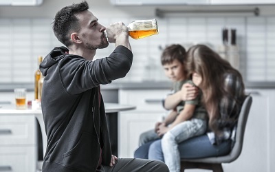 Алкоголик представляет угрозу для окружающих – Квинмед
